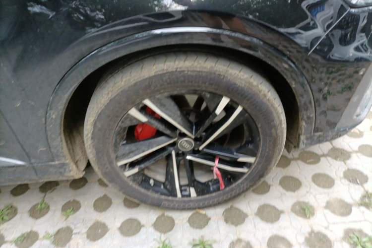 Used Audi Q7 2023 45 TFSI quattro S line Sport model Right Front Wheel Hub