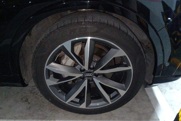 Used Audi Q7 2023 55 TFSI quattro S line Sport Edition Right Front Wheel Hub