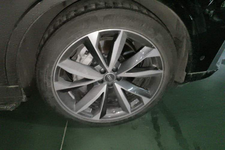 Used Audi Q7 2023 55 TFSI quattro S line Sport Edition Right Front Wheel Hub