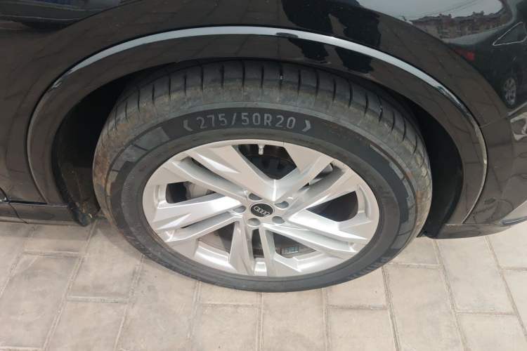 Used Audi Q7  Right Front Wheel Hub