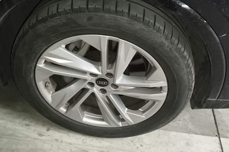 Used Audi Q7 2023 45 TFSI quattro S line Sport model Right Front Wheel Hub