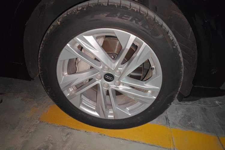 Used Audi Q7 2023 45 TFSI quattro S line Sport model Right Front Wheel Hub