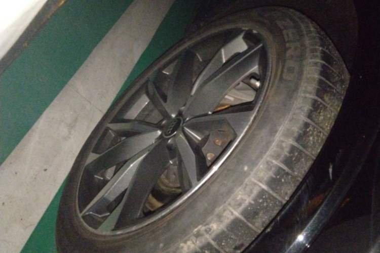 Used Audi Q7 2023 55 TFSI quattro S line Sport Edition Right Front Wheel Hub
