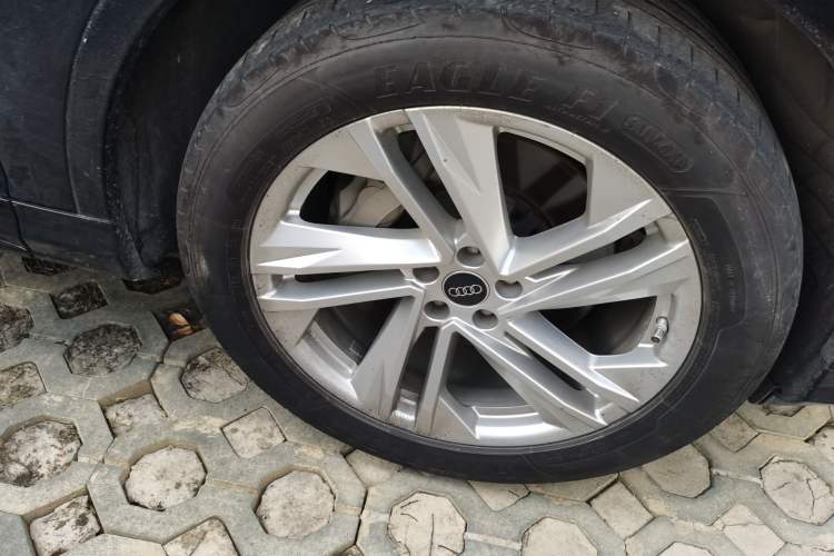 Used Audi Q7 2023 45 TFSI quattro S line Sport model Right Front Wheel Hub