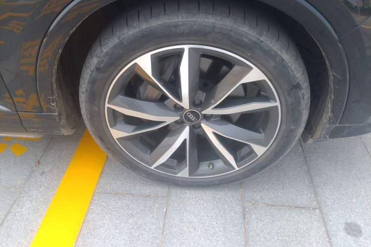 Used Audi Q7 2023 55 TFSI quattro S line Sport Edition Right Front Wheel Hub