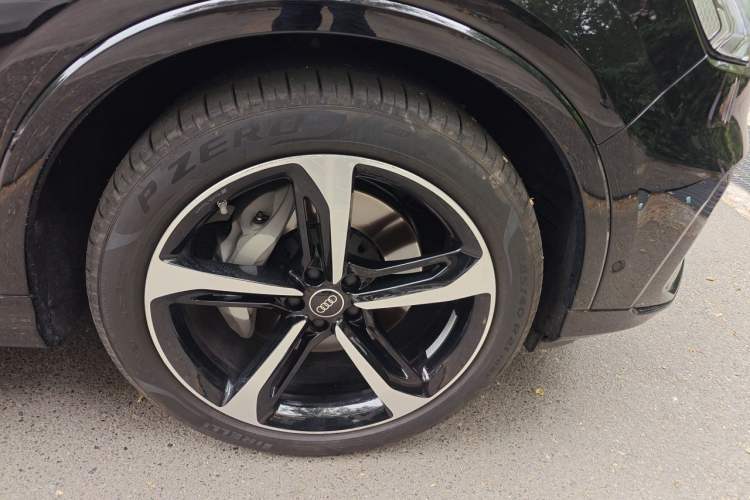 Used Audi Q7 2023 55 TFSI quattro S line Sport Edition Right Front Wheel Hub