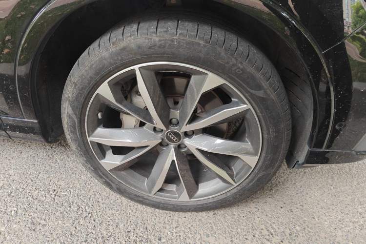 Used Audi Q7 2023 55 TFSI quattro S line Sport Edition Right Front Wheel Hub