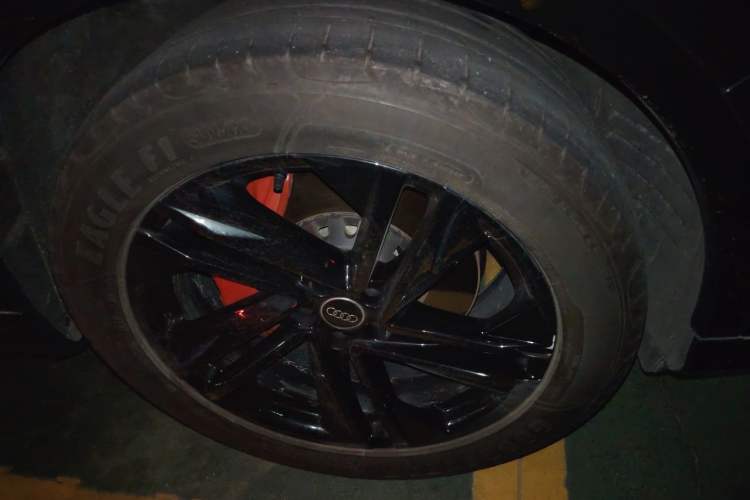 Used Audi Q7 2023 45 TFSI quattro S line Sport model Right Front Wheel Hub