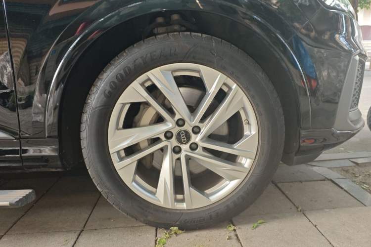 Used Audi Q7 2023 45 TFSI quattro S line Sport model Right Front Wheel Hub