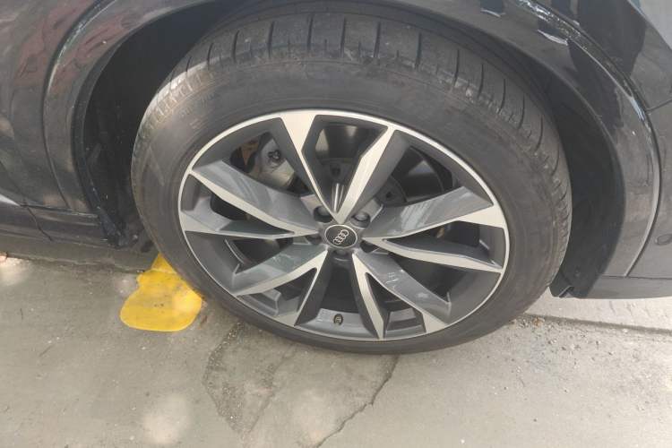 Used Audi Q7 2023 55 TFSI quattro S line Sport Edition Right Front Wheel Hub