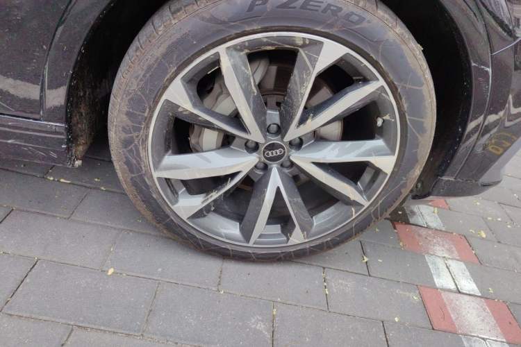 Used Audi Q7 2023 55 TFSI quattro S line Sport Edition Right Front Wheel Hub