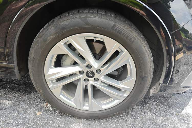 Used Audi Q7 2023 45 TFSI quattro S line Sport model Right Front Wheel Hub