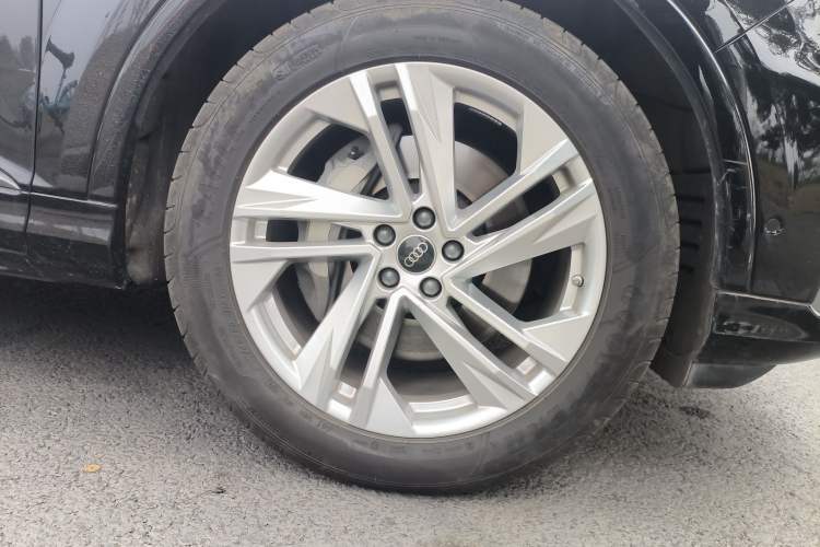 Used Audi Q7 2023 45 TFSI quattro S line Sport model Right Front Wheel Hub