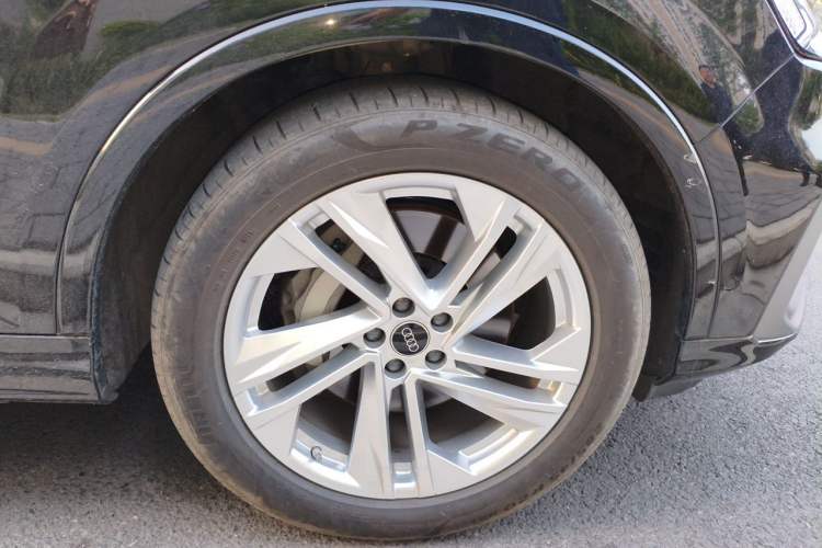 Used Audi Q7 2023 45 TFSI quattro S line Sport model Right Front Wheel Hub