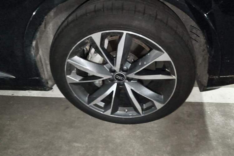 Used Audi Q7 2023 55 TFSI quattro S line Sport Edition Right Front Wheel Hub