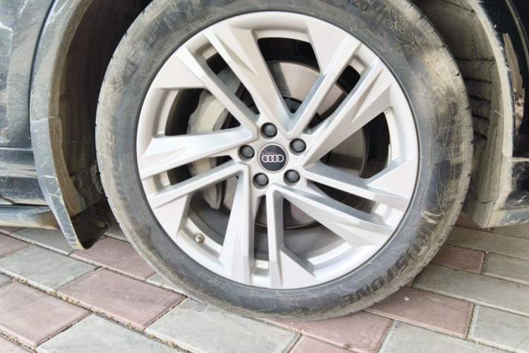 Used Audi Q7 2023 45 TFSI quattro S line Sport model Right Front Wheel Hub