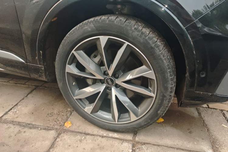 Used Audi Q7 2023 55 TFSI quattro S line Sport Edition Right Front Wheel Hub