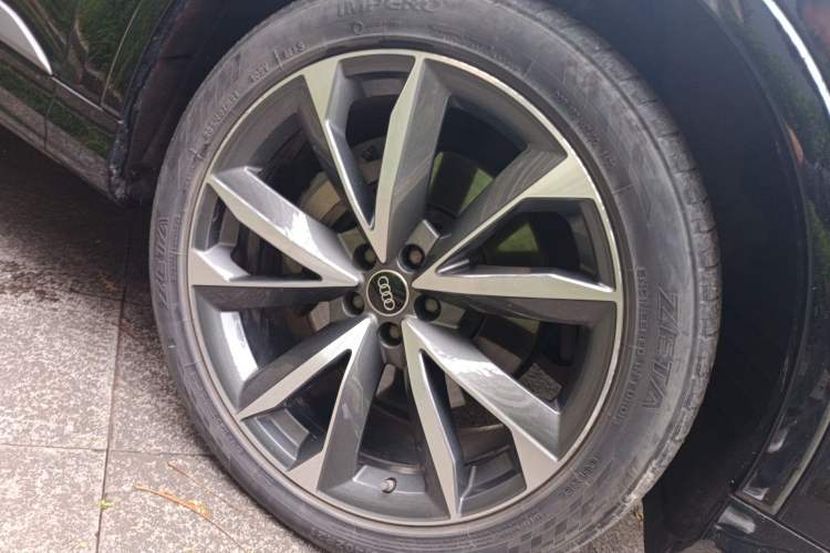 Used Audi Q7 2023 55 TFSI quattro S line Sport Edition Right Front Wheel Hub