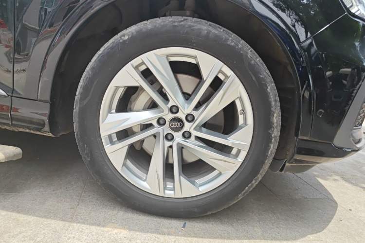 Used Audi Q7 2023 45 TFSI quattro S line Sport model Right Front Wheel Hub