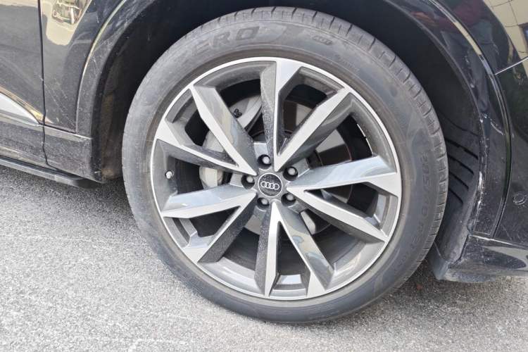 Used Audi Q7 2023 55 TFSI quattro S line Sport Edition Right Front Wheel Hub