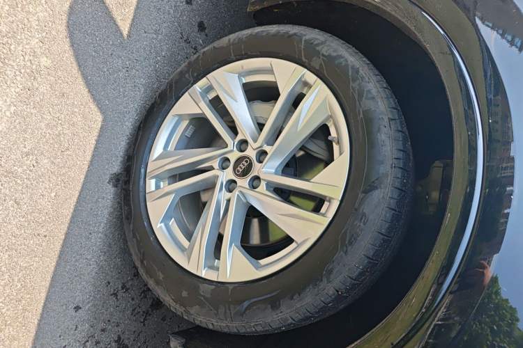 Used Audi Q7 2023 45 TFSI quattro S line Sport model Right Front Wheel Hub