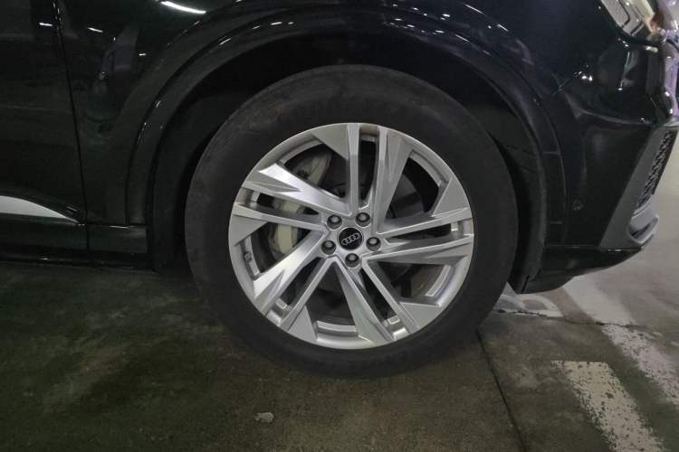 Used Audi Q7 2023 45 TFSI quattro S line Sport model Right Front Wheel Hub