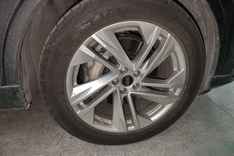 Used Audi Q7 2023 45 TFSI quattro S line Sport model Right Front Wheel Hub