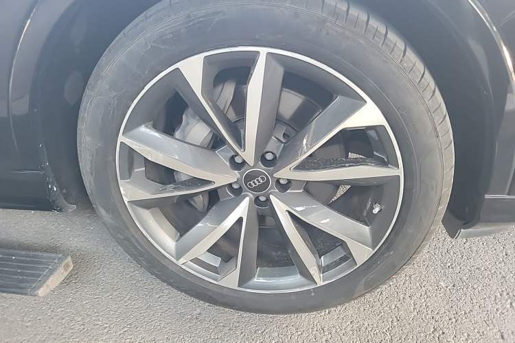 Used Audi Q7 2023 55 TFSI quattro S line Sport Edition Right Front Wheel Hub