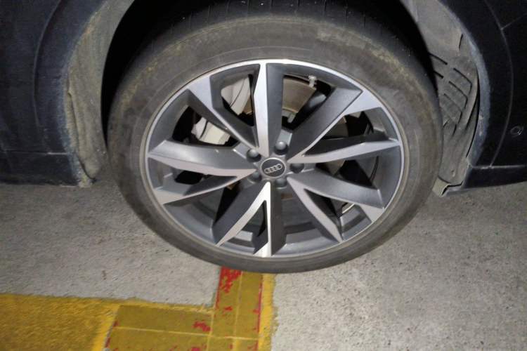 Used Audi Q7 2023 55 TFSI quattro S line Sport Edition Right Front Wheel Hub