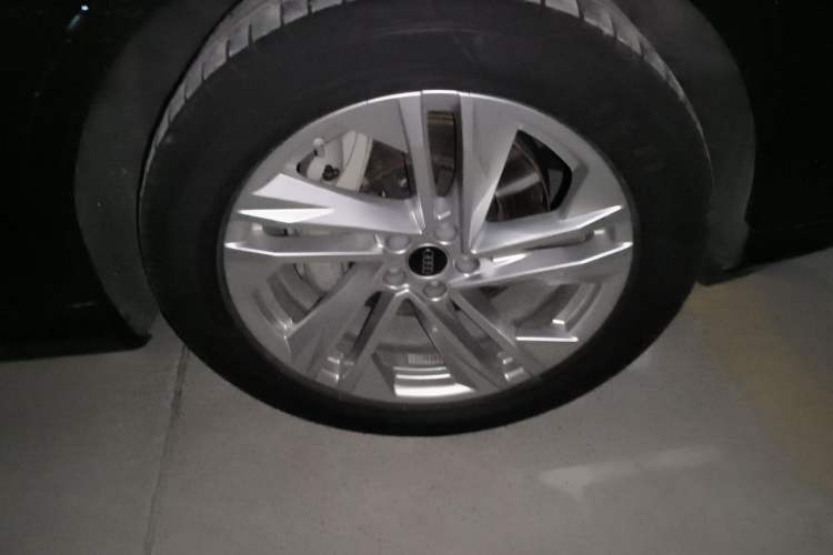 Used Audi Q7 2023 45 TFSI quattro S line Sport model Right Front Wheel Hub