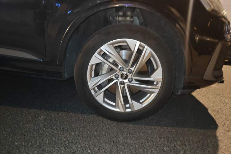 Used Audi Q7 2023 45 TFSI quattro S line Sport model Right Front Wheel Hub
