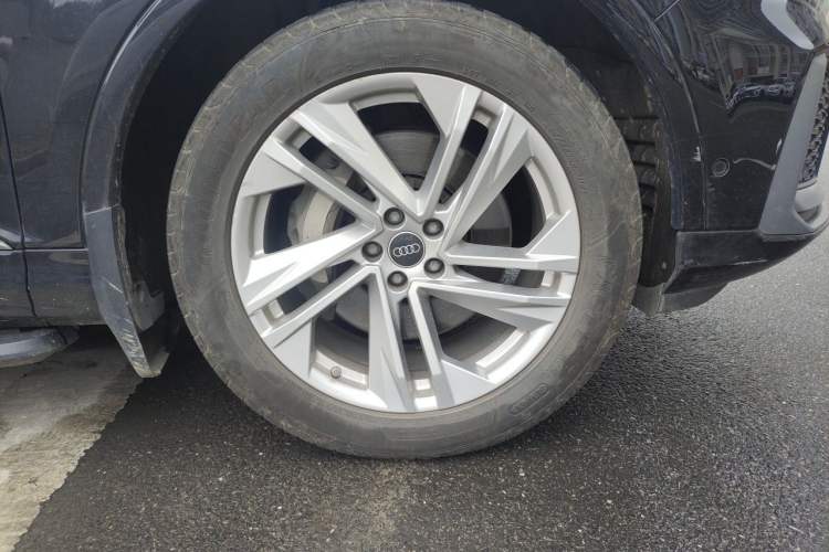 Used Audi Q7 2023 45 TFSI quattro S line Sport model Right Front Wheel Hub