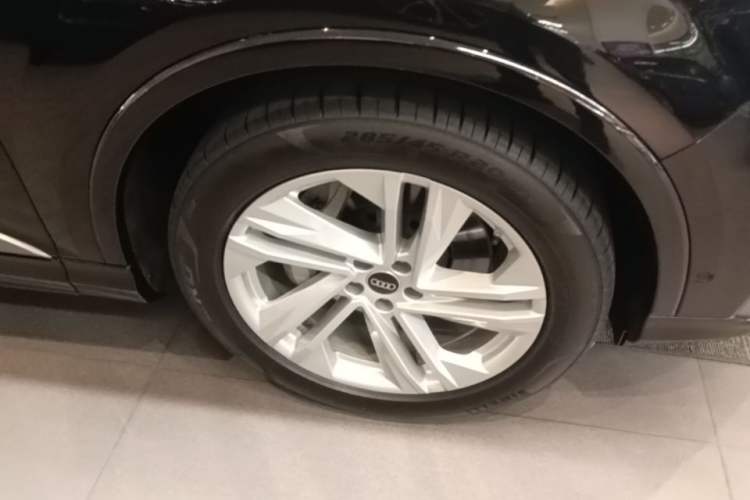 Used Audi Q7 2023 45 TFSI quattro S line Sport model Right Front Wheel Hub