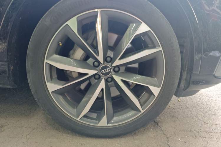 Used Audi Q7 2023 55 TFSI quattro S line Sport Edition Right Front Wheel Hub