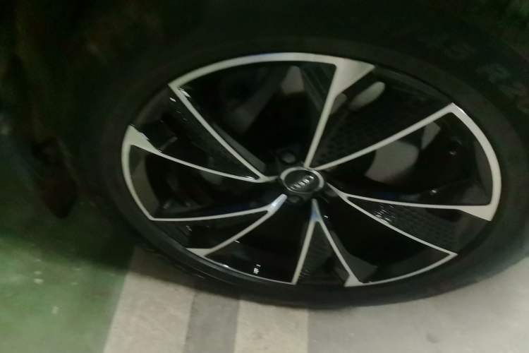 Used Audi Q7 2023 55 TFSI quattro S line Sport Edition Right Front Wheel Hub