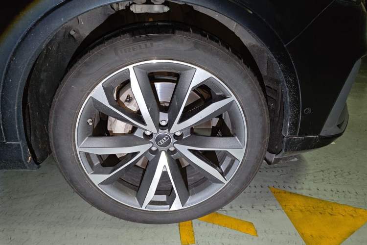 Used Audi Q7 2023 55 TFSI quattro S line Sport Edition Right Front Wheel Hub