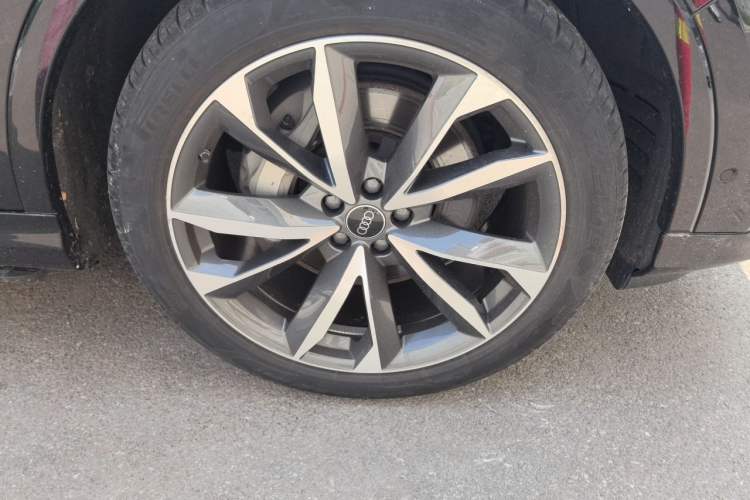 Used Audi Q7 2023 55 TFSI quattro S line Sport Edition Right Front Wheel Hub