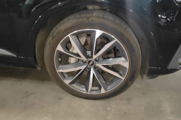 Used Audi Q7 2023 55 TFSI quattro S line Sport Edition Right Front Wheel Hub