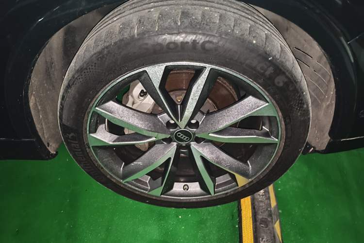 Used Audi Q7 2023 55 TFSI quattro S line Sport Edition Right Front Wheel Hub