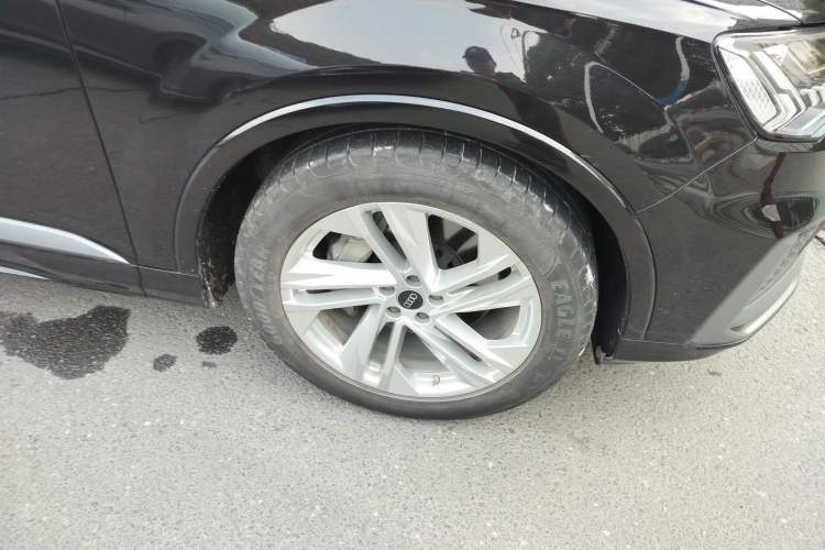 Used Audi Q7 2023 45 TFSI quattro S line Sport model Right Front Wheel Hub