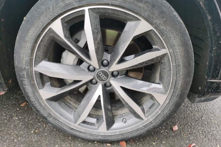 Used Audi Q7 2023 55 TFSI quattro S line Sport Edition Right Front Wheel Hub