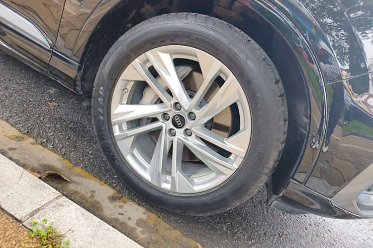 Used Audi Q7 2023 45 TFSI quattro S line Sport model Right Front Wheel Hub