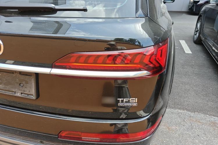 Used Audi Q7 2023 45 TFSI quattro S line Sport model Right Rear Taillight
