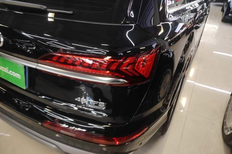 Used Audi Q7 2023 45 TFSI quattro S line Sport model Right Rear Taillight