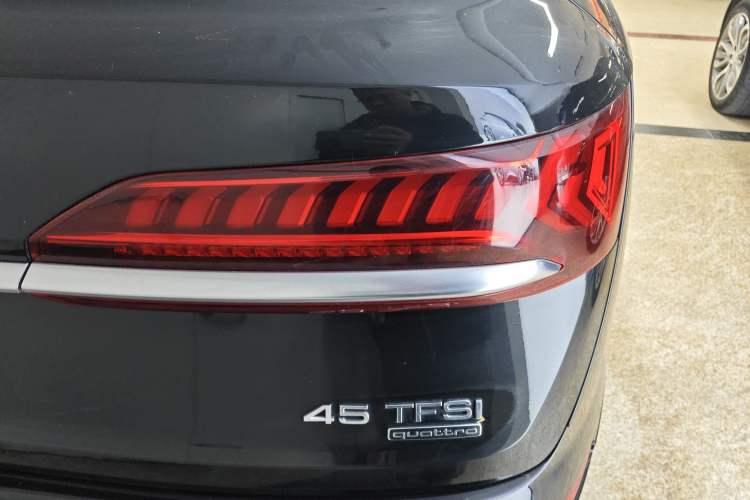 Used Audi Q7 2023 45 TFSI quattro S line Sport model Right Rear Taillight