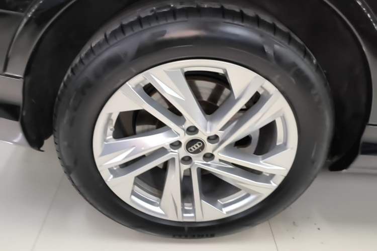 Used Audi Q7 2023 45 TFSI quattro S line Sport model Right Rear Wheel Hub