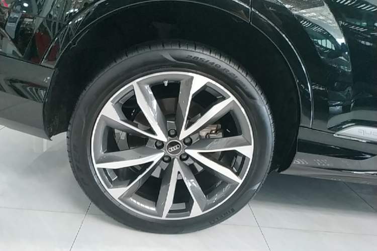 Used Audi Q7 2023 55 TFSI quattro S line Sport Edition Right Rear Wheel Hub