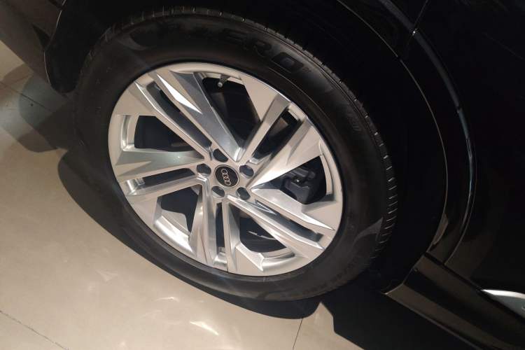 Used Audi Q7 2023 45 TFSI quattro S line Sport model Right Rear Wheel Hub