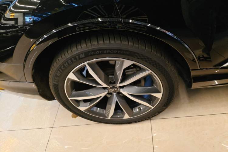 Used Audi Q7 2023 55 TFSI quattro S line Sport Edition Right Rear Wheel Hub