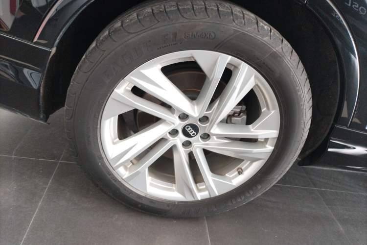 Used Audi Q7 2023 45 TFSI quattro S line Sport model Right Rear Wheel Hub